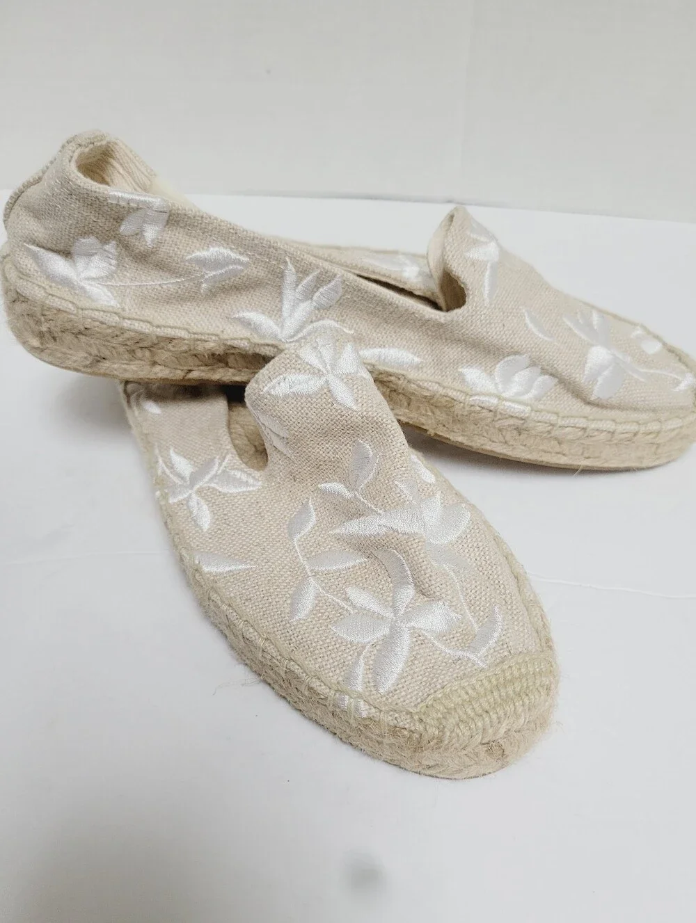 Soludos Sand Espadrilles with White Floral Embroidery Size 8 - Picture 3 of 12